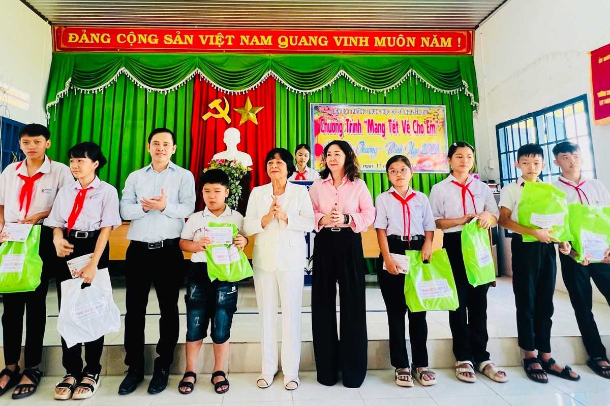 Mang tết yêu thương về với học sinh khó khăn: Xuân ấm áp từ những tấm lòng sẻ chia