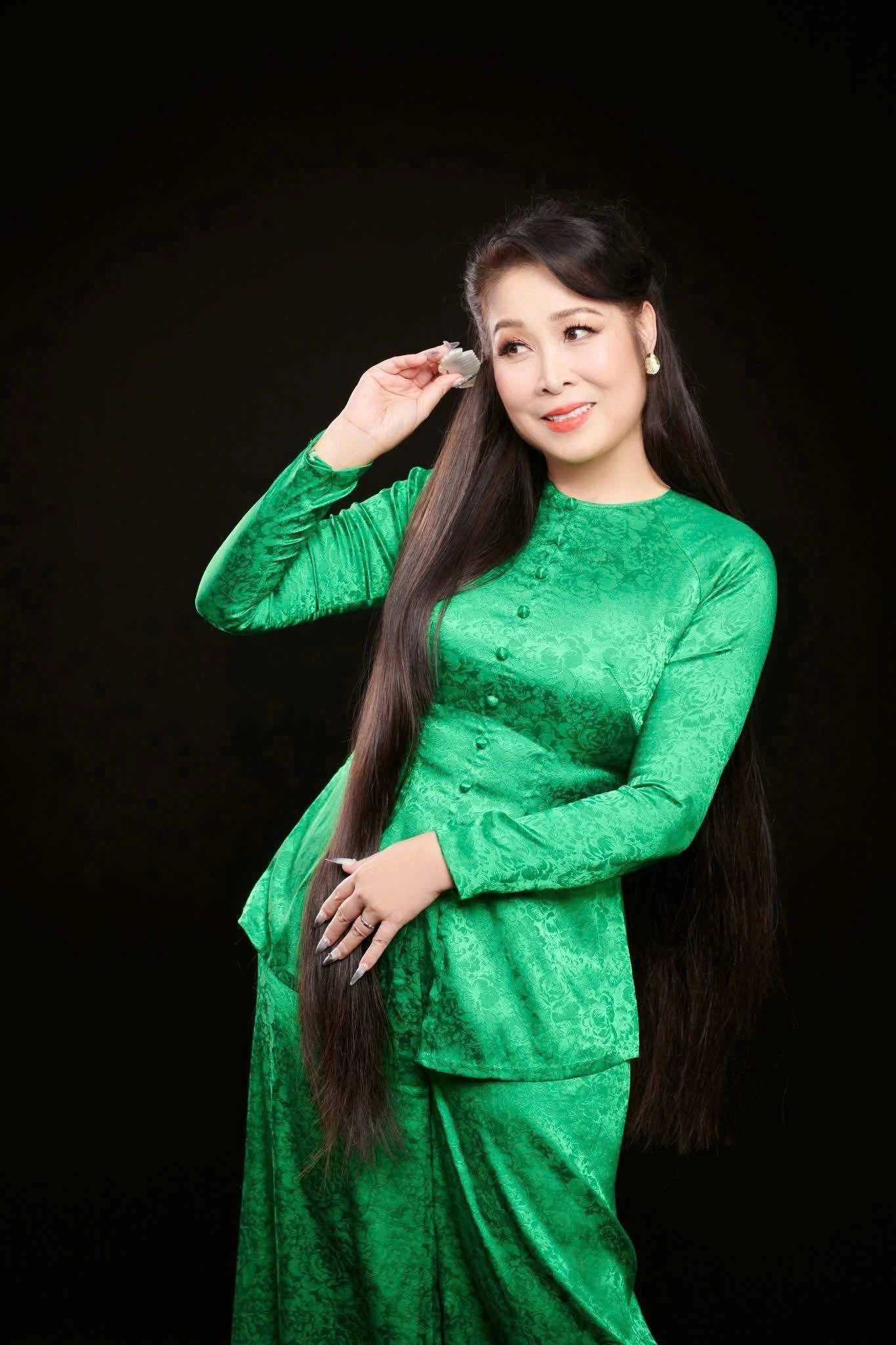 NSND Hồng Vân khoe “dáng nuột” ở tuổi 60