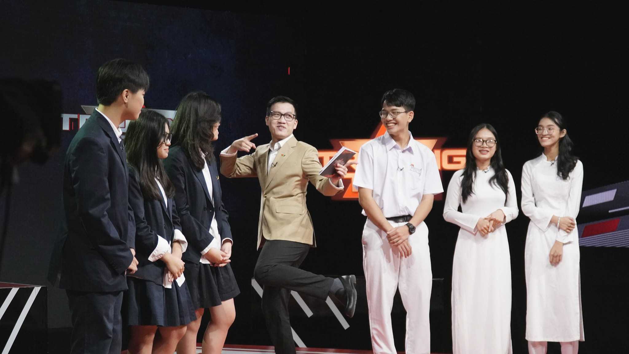 Chàng MC giải đáp vạn ngôn ngữ tình yêu khiến gen Z vừa cười, vừa gật gù: ‘Anh đã biết quá nhiều!’