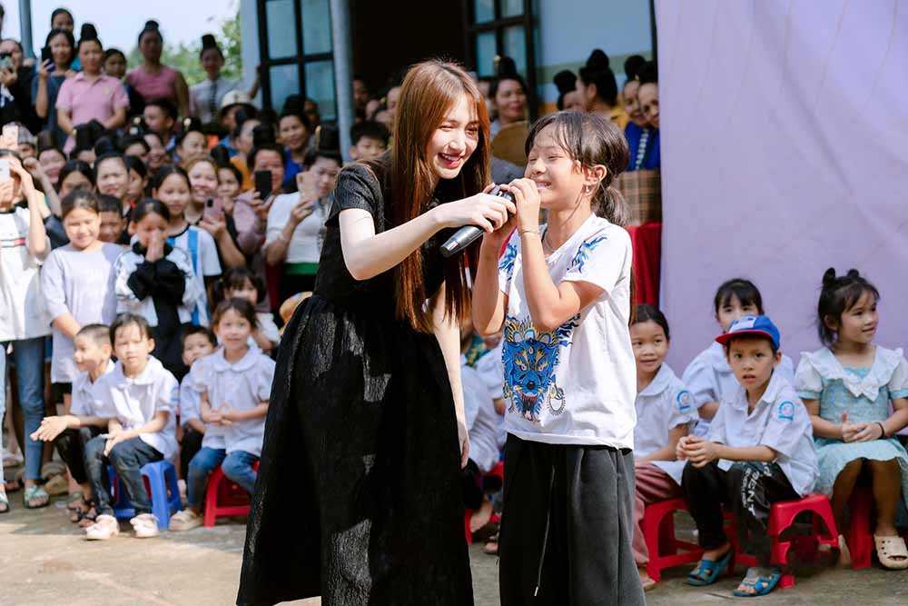 Nghệ sĩ phải có trách nhiệm với cộng đồng: Khi hào quang song hành cùng sẻ chia