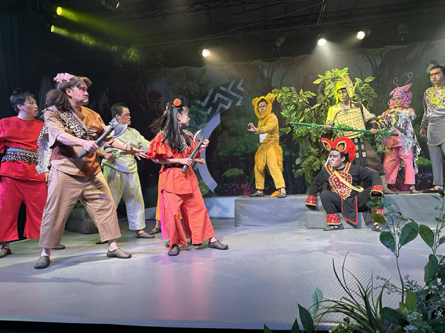 Náo động rừng cổ tích diễn Tết ở Nhà hát kịch 5B