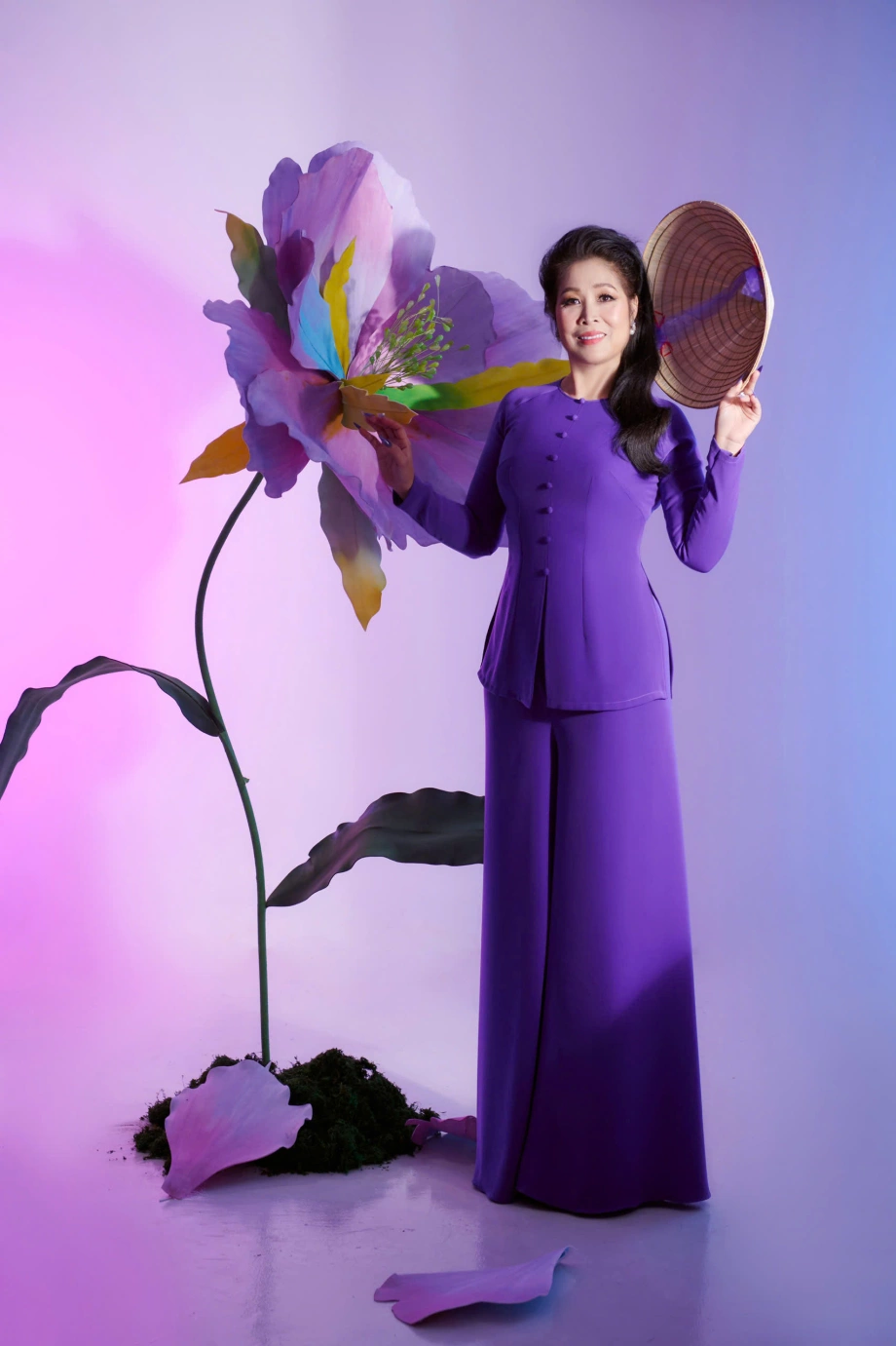 NSND Hồng Vân khoe “dáng nuột” ở tuổi 60