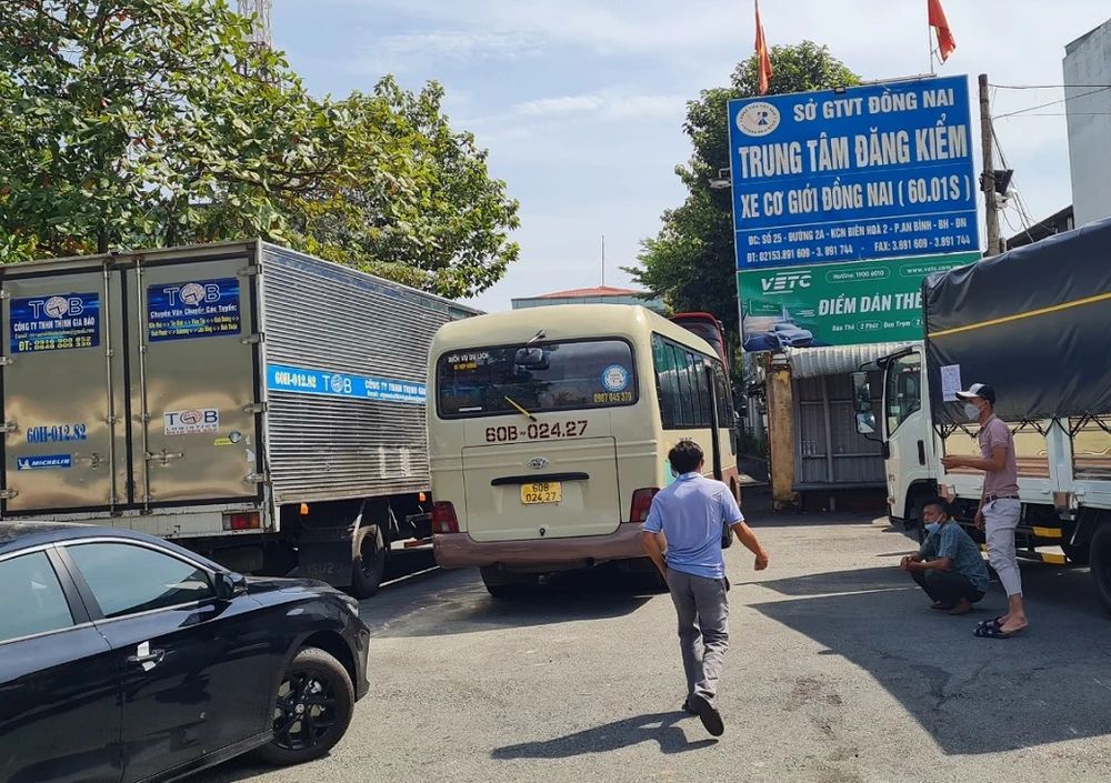 Đăng kiểm ô tô cao điểm cận Tết vẫn thông suốt