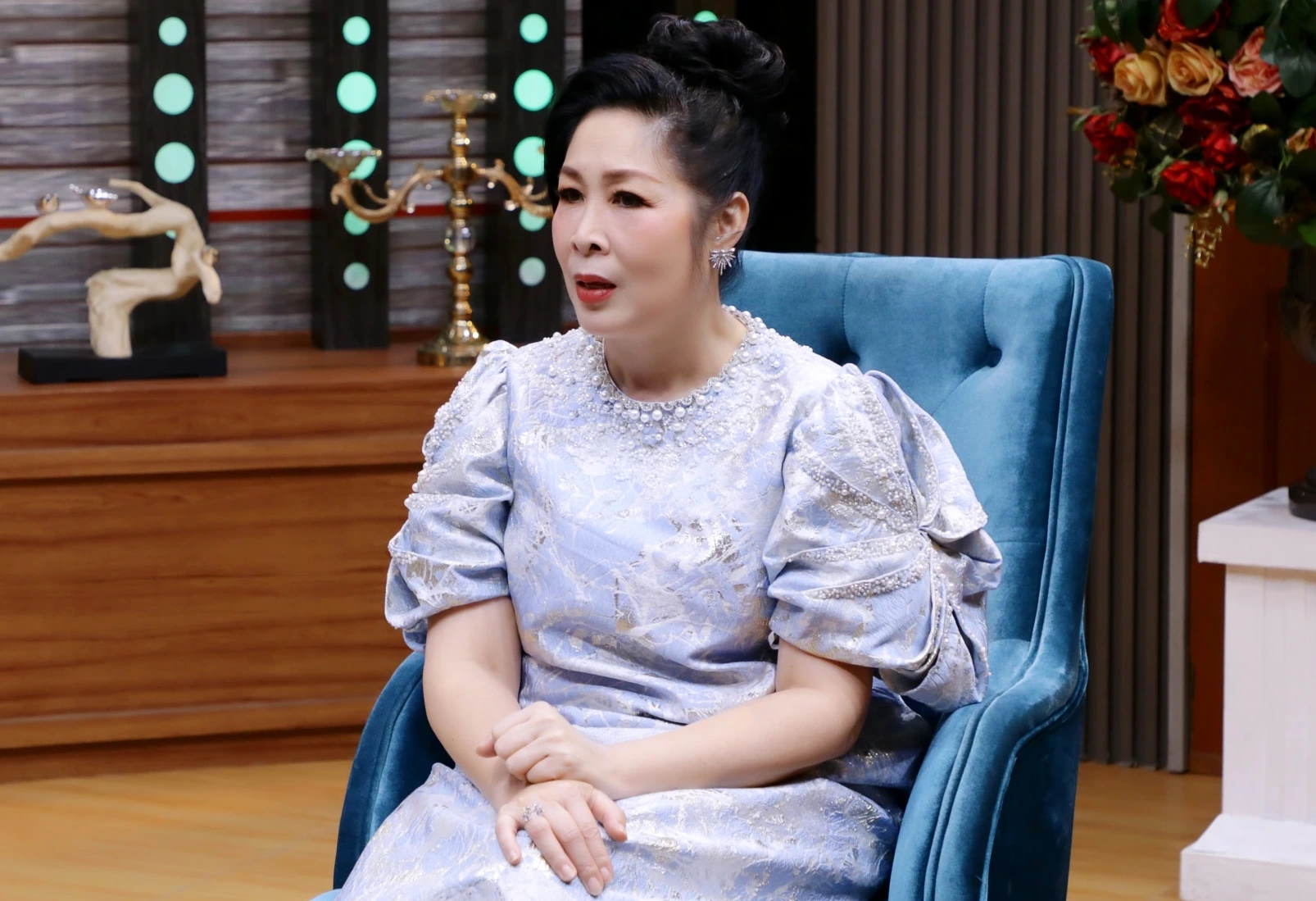 NSND Hồng Vân khoe “dáng nuột” ở tuổi 60