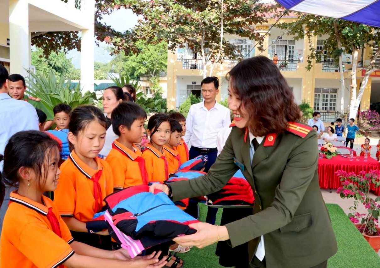 Gieo mầm yêu thương từ điều bình dị