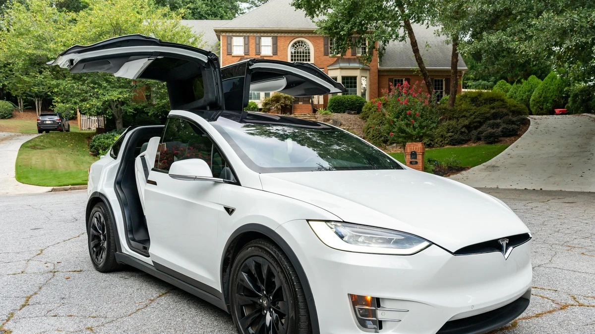 Tesla sụt giảm doanh thu khi chuyển hướng sang AI và robot