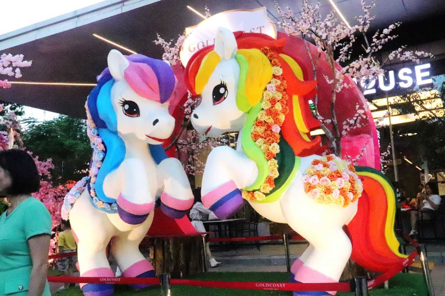 Du khách thích thú check-in với bạch mã tại Nha Trang