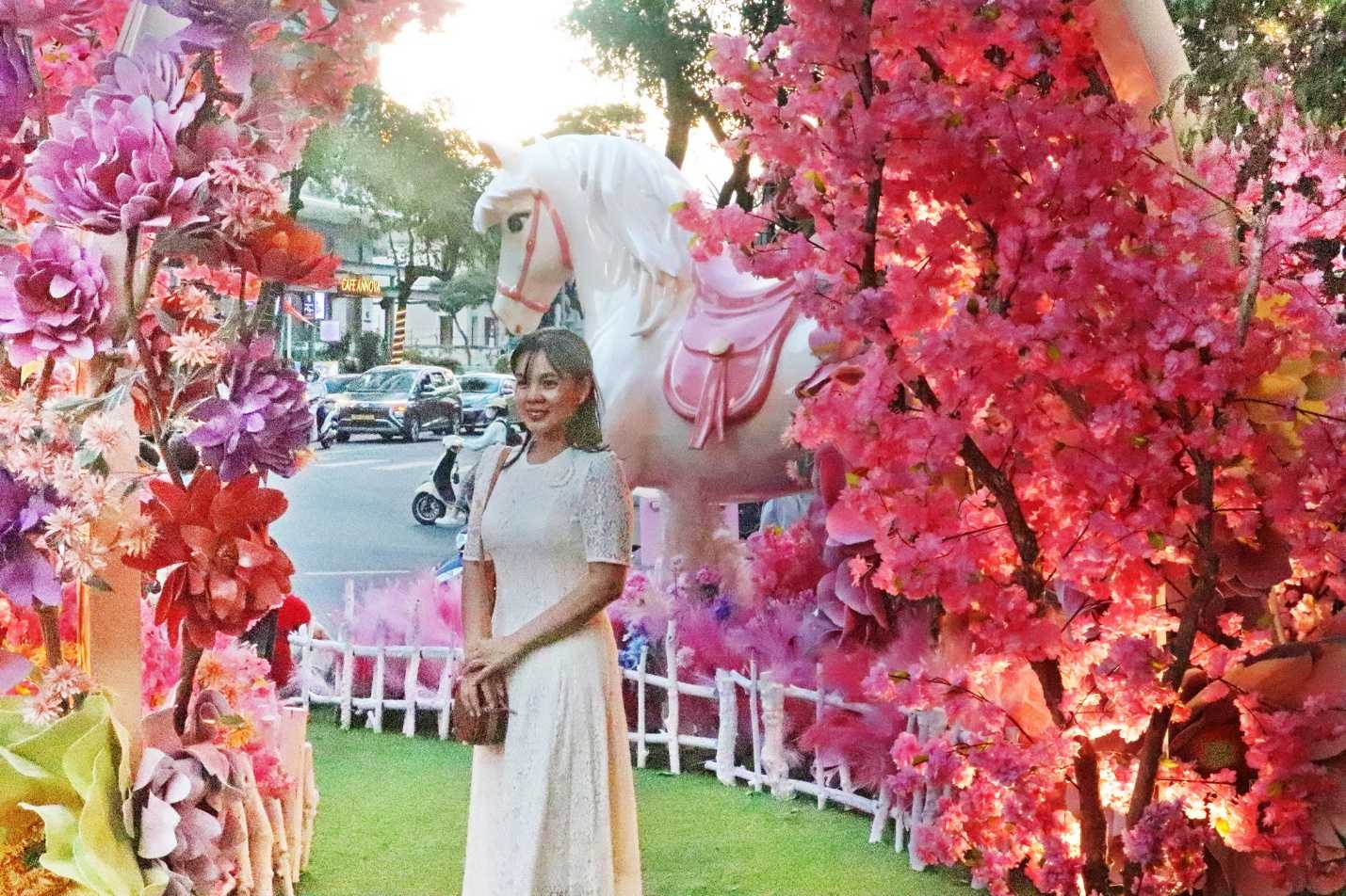 Du khách thích thú check-in với bạch mã tại Nha Trang