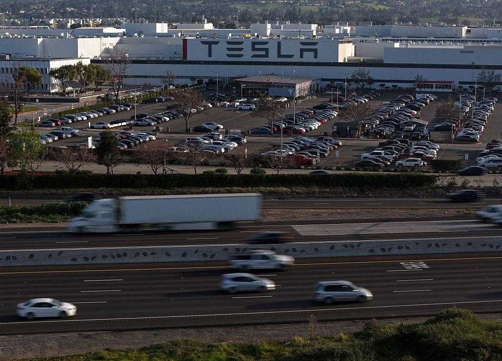 Tesla sụt giảm doanh thu khi chuyển hướng sang AI và robot