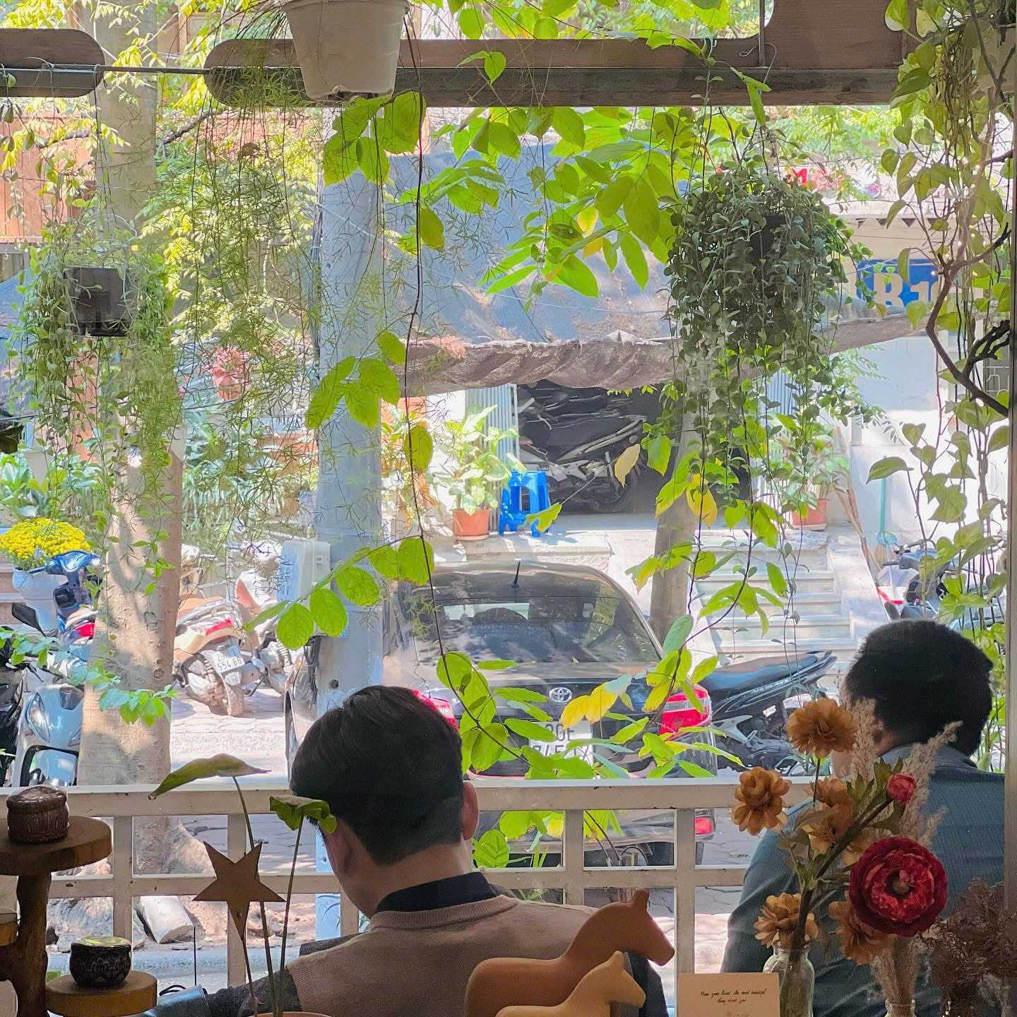 Ly cà phê bên lề năm tháng: Khi nhịp tim chậm lại để bắt đầu một hành trình nhanh hơn