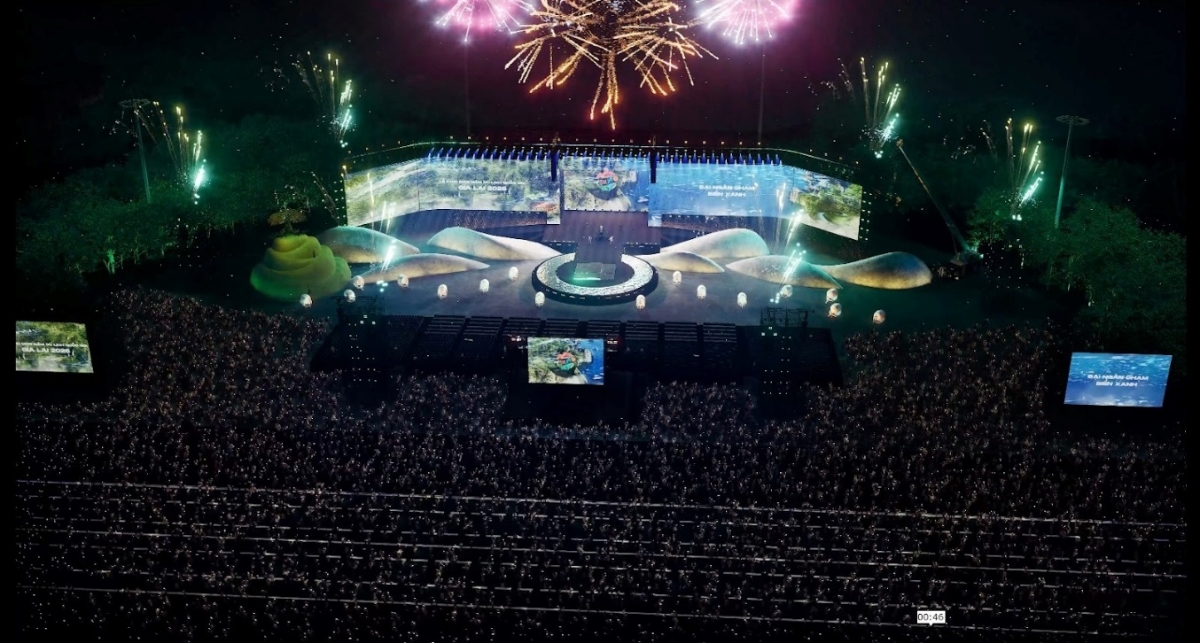Hệ thống sân khấu cho Lễ khai mạc được thiết kế đặc biệt lớn với kích thước chiều ngang 116 mét, chiều sâu 40 mét, tạo thành không gian trình diễn đa lớp.